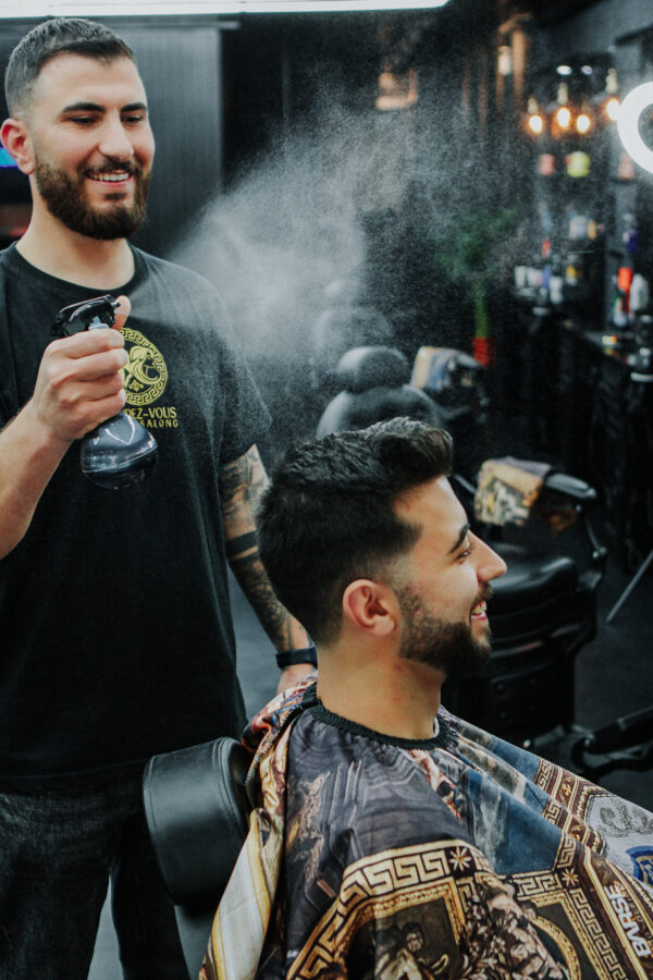 Kevin Darbas klipper en kunde hos Rendez-Vous Frisørsalong