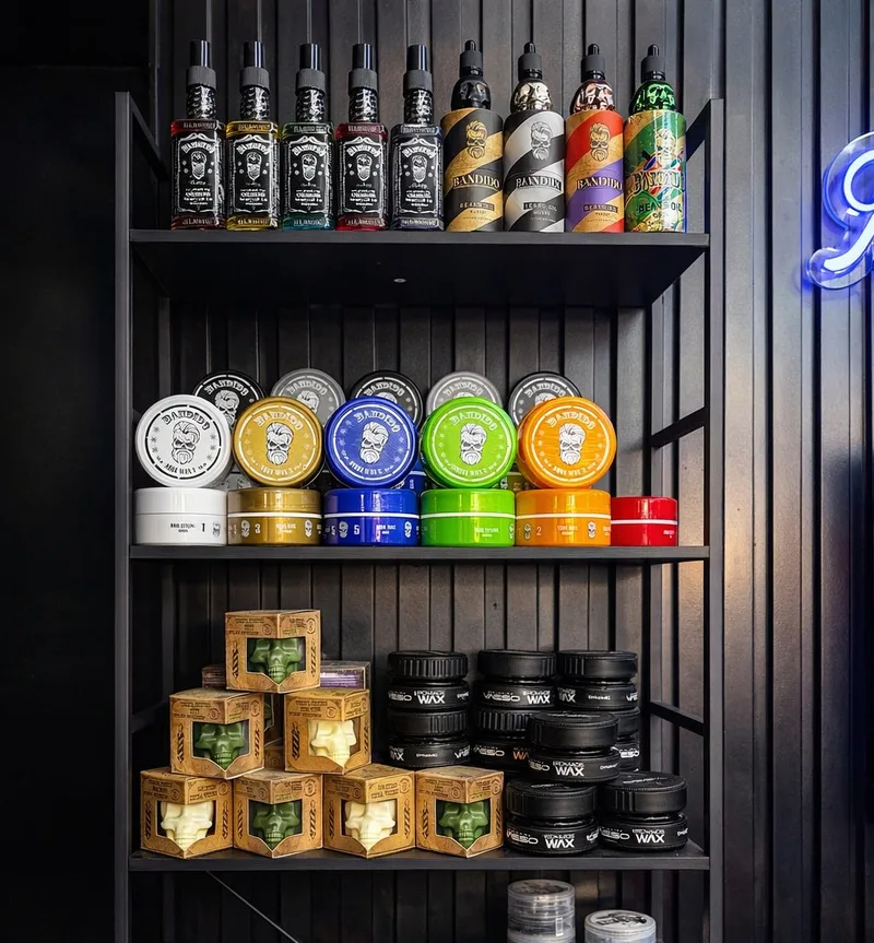Produkthylle med premium hårprodukter fra Bandido, Vasso og mer hos Rendez-Vous Frisørsalong