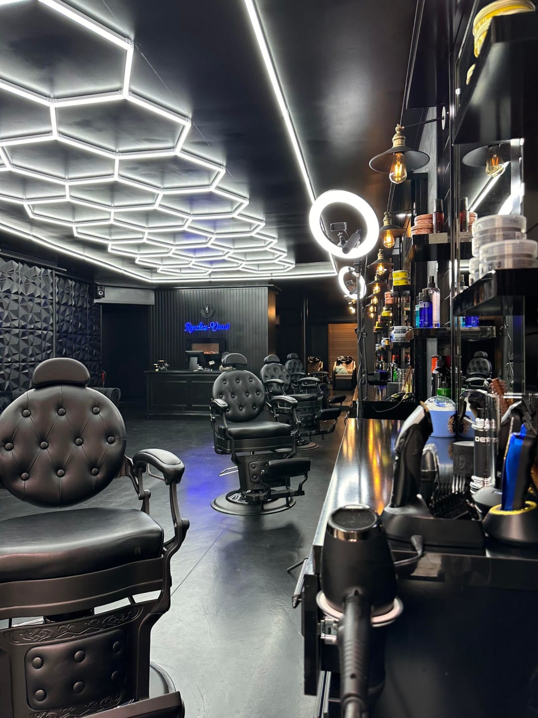 Rendez-Vous Frisørsalong interiør — eksklusive barberstoler og hexagon-lys
