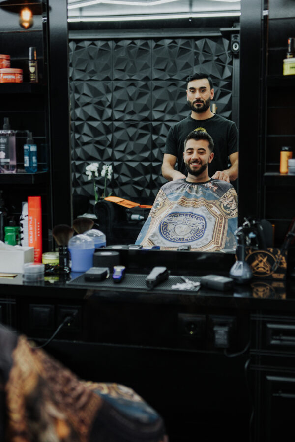 Frisør i aksjon hos Rendez-Vous — speilbilde av klipping